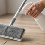 Nettoyant vaporisé sur une vadrouille en microfibre plutôt que directement sur un plancher flottant.